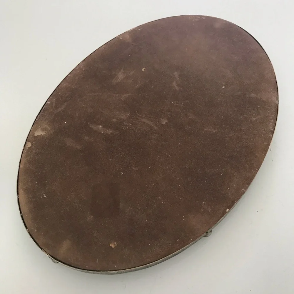 Vintage chic oval